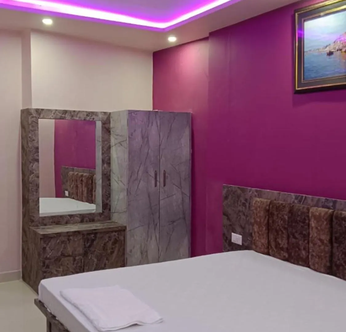 Goroomgo Kashi Inn Raj Ghat Varanasi Near Ganga Rajghat - Kashi Railway Station 500 - Kashi Vishwanath Temple - Hotel-At-Prime-Location Spacious-Room With-Wi-Fi & Parking Availability, 3*,  India