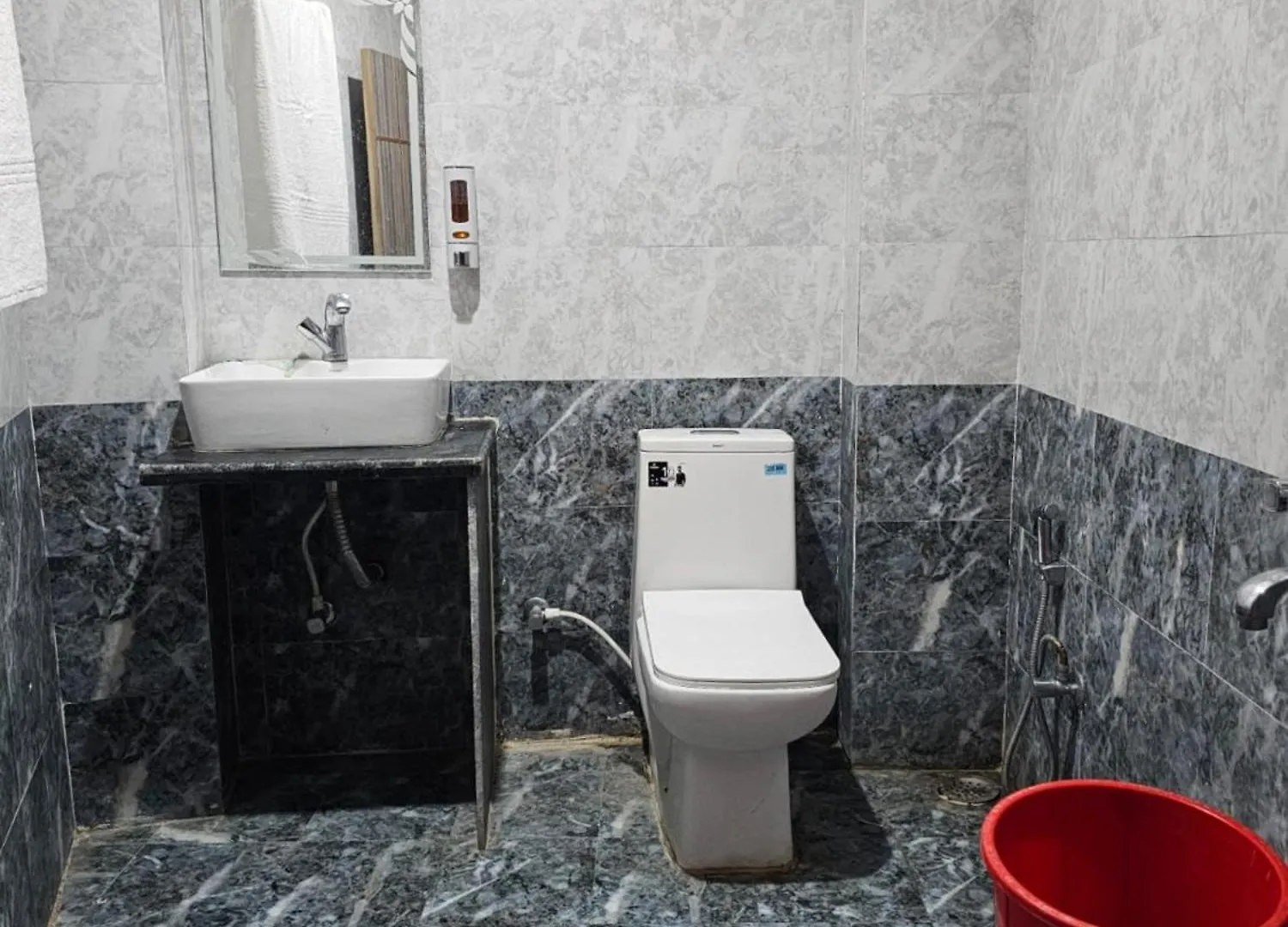 Goroomgo Kashi Inn Raj Ghat Varanasi Near Ganga Rajghat - Kashi Railway Station 500 - Kashi Vishwanath Temple - Hotel-At-Prime-Location Spacious-Room With-Wi-Fi & Parking Availability, 3*,