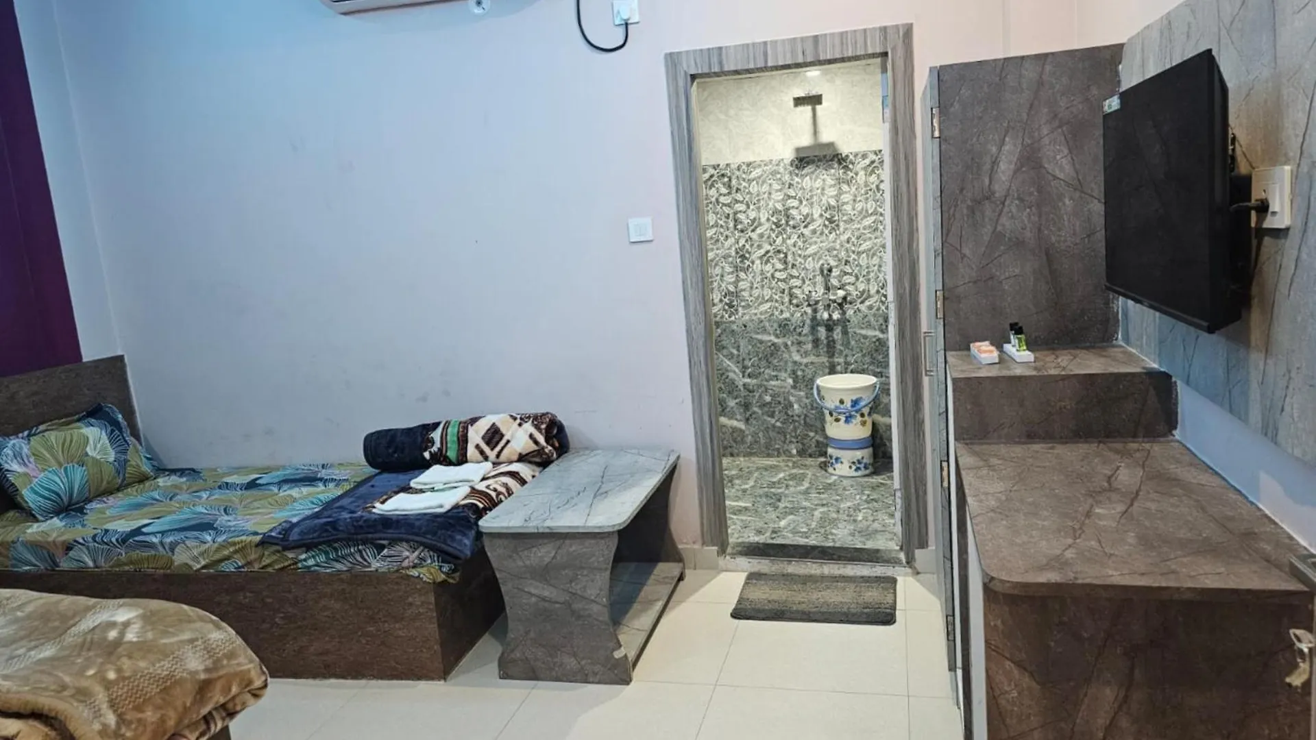 Goroomgo Kashi Inn Raj Ghat Varanasi Near Ganga Rajghat - Kashi Railway Station 500 - Kashi Vishwanath Temple - Hotel-At-Prime-Location Spacious-Room With-Wi-Fi & Parking Availability, 3*,
