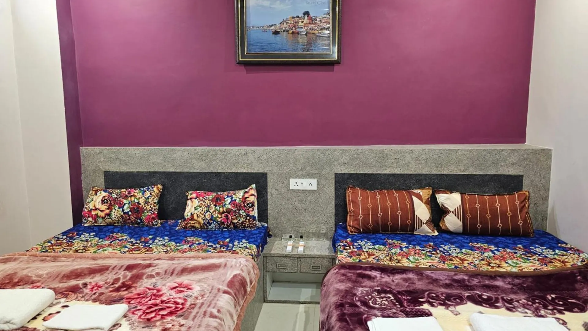 *** Hotel Goroomgo Kashi Inn Raj Ghat Varanasi Near Ganga Rajghat - Kashi Railway Station 500 - Kashi Vishwanath Temple - Hotel-At-Prime-Location Spacious-Room With-Wi-Fi & Parking Availability, India