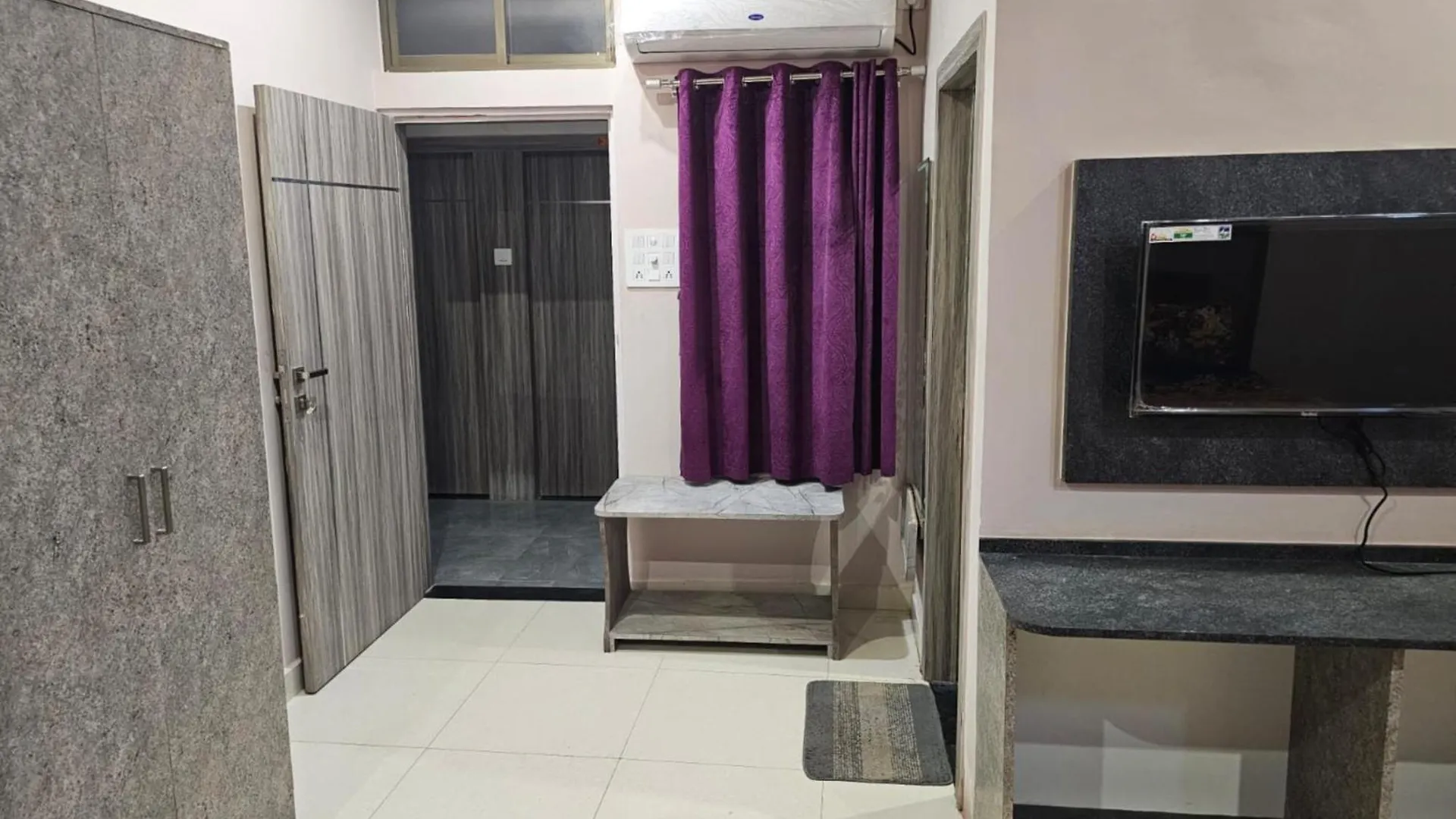 Goroomgo Kashi Inn Raj Ghat Varanasi Near Ganga Rajghat - Kashi Railway Station 500 - Kashi Vishwanath Temple - Hotel-At-Prime-Location Spacious-Room With-Wi-Fi & Parking Availability,