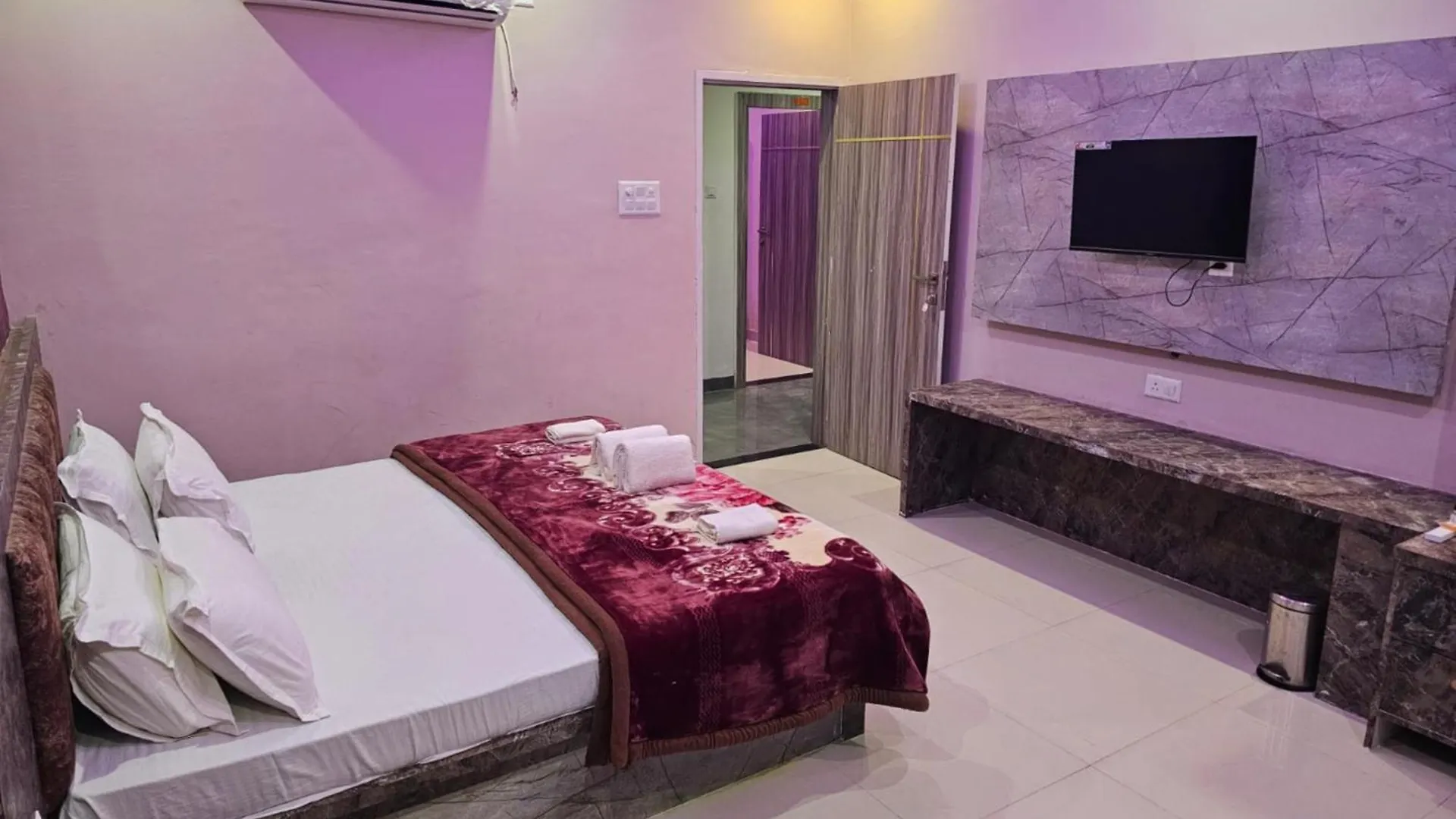 Hotel Goroomgo Kashi Inn Raj Ghat Varanasi Near Ganga Rajghat - Kashi Railway Station 500 - Kashi Vishwanath Temple - Hotel-At-Prime-Location Spacious-Room With-Wi-Fi & Parking Availability,