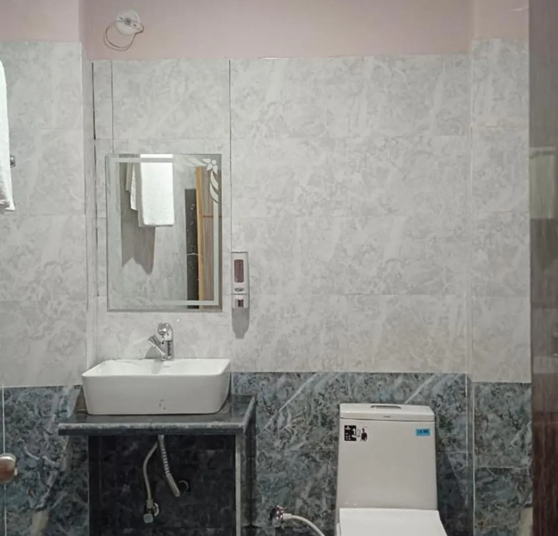 Hotel Goroomgo Kashi Inn Raj Ghat Varanasi Near Ganga Rajghat - Kashi Railway Station 500 - Kashi Vishwanath Temple - Hotel-At-Prime-Location Spacious-Room With-Wi-Fi & Parking Availability,