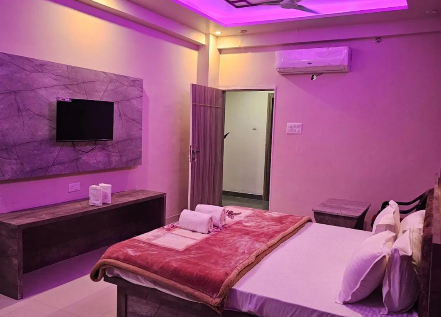 Goroomgo Kashi Inn Raj Ghat Varanasi Near Ganga Rajghat - Kashi Railway Station 500 - Kashi Vishwanath Temple - Hotel-At-Prime-Location Spacious-Room With-Wi-Fi & Parking Availability, India