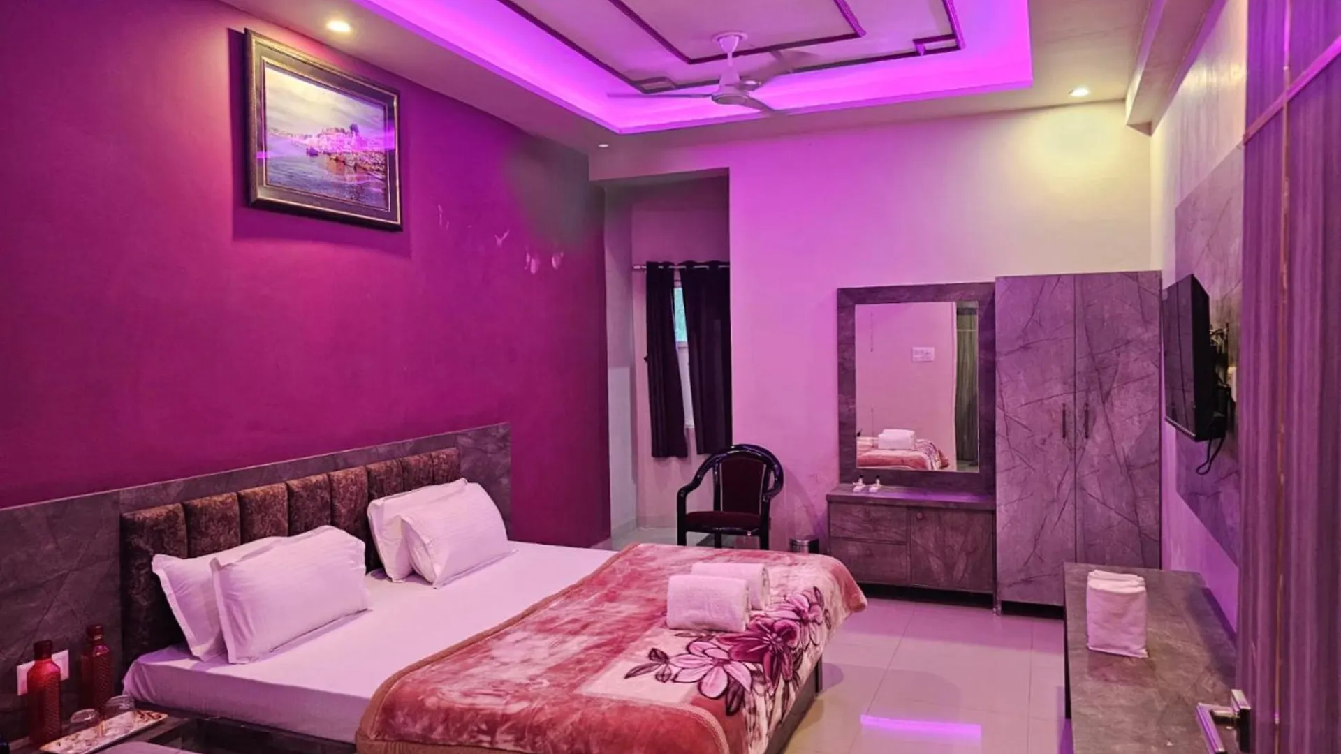 Goroomgo Kashi Inn Raj Ghat Varanasi Near Ganga Rajghat - Kashi Railway Station 500 - Kashi Vishwanath Temple - Hotel-At-Prime-Location Spacious-Room With-Wi-Fi & Parking Availability, 3*,  India